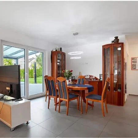 Grosszuegige Mit Terrasse Apartment