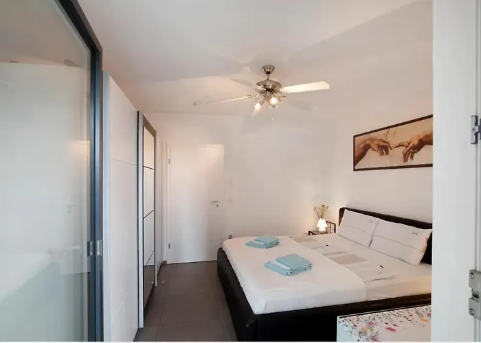 Großzügige Mit Terrasse