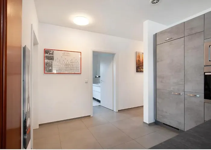 Großzügige Mit Terrasse *